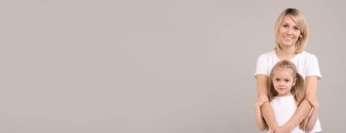 Açık gri arka planda mutlu anne ve kız, mesaj için alan. Pankart tasarımı