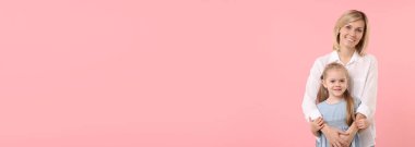 Açık pembe arka planda mutlu anne ve kız, mesaj için yer var. Pankart tasarımı