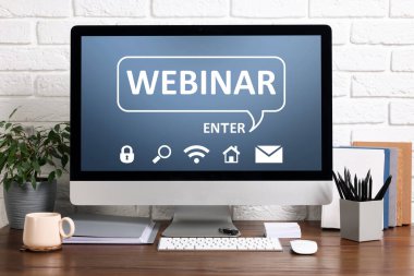 İş yerindeki bilgisayar ekranında giyim sayfası açık