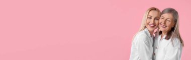 Açık pembe arka planda mutlu anne ve kız, mesaj için yer var. Pankart tasarımı
