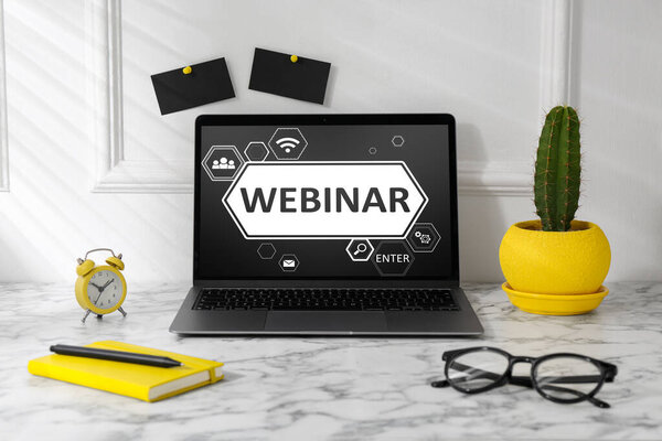 Страница Вебинара открыта на экране ноутбука на рабочем месте
