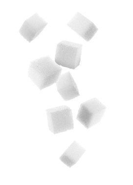 Rafine şeker küpleri beyaz arkaplanda havadadır
