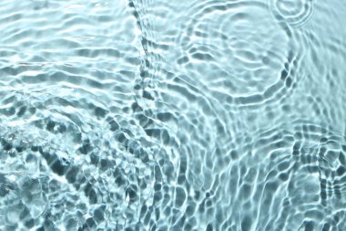 Açık mavi arkaplanda açık suyun dalgalı yüzeyi, üst görünüm