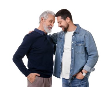 Mutlu oğul ve babası beyaz arka planda