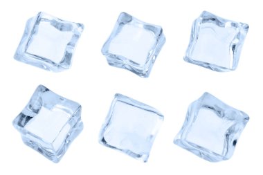 Beyaz üzerinde kristal berrak buz küpleri, set