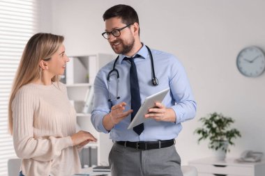 Hastanedeki hastayla çalışan profesyonel bir doktor.