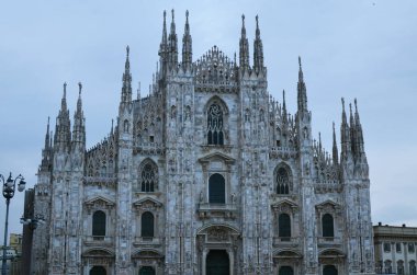 Mavi gökyüzünün altında eski güzel gotik katedral