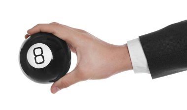 Beyaz arka planda sihirli sekiz topu tutan adam, yakın plan.