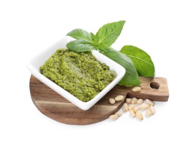 Taze pesto sosu, çam fıstığı ve fesleğen beyaz üzerine izole edilmiş.