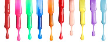 Farklı renkte oje koleksiyonu. Damlayan sıvı beyaz üzerine izole fırça seti