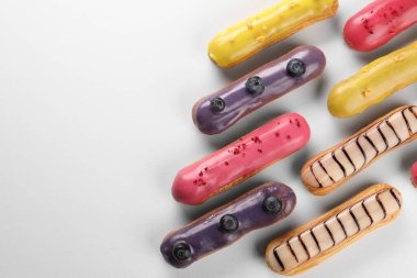 Beyaz arka plan, üst görünüm üzerine jöle kaplı nefis eklerName