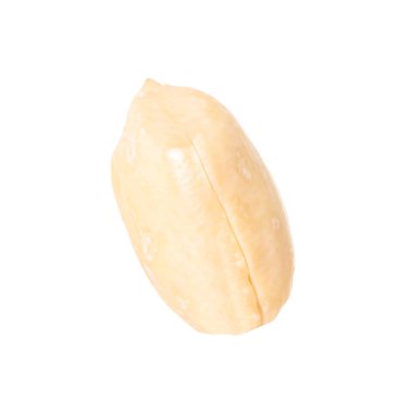 Taze soyulmuş bir fıstık beyaza izole edilmiş.