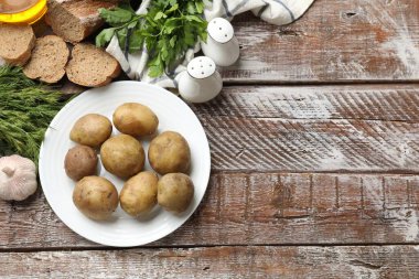 Ahşap masada servis edilen leziz haşlanmış patatesler. Metin için boşluk