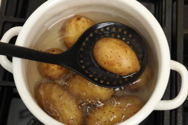 Haşlanmış patatesi ottan alıp yakın plan çekiyoruz.