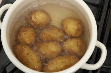 Fırında haşlanmış taze patatesler.