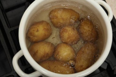 Fırında haşlanmış taze patatesler.