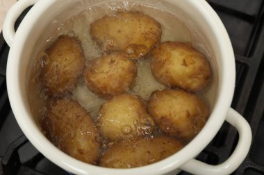 Fırında haşlanmış taze patatesler.