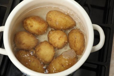 Fırında haşlanmış taze patatesler.