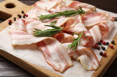 Ahşap masada çiğ pastırma ve baharat dilimleri, yakın plan.