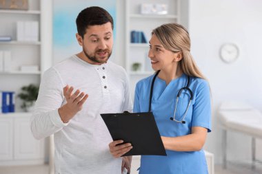 Hastanedeki hastayla çalışan profesyonel bir doktor.