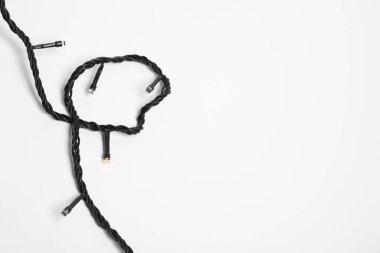 Beyaz arka planda güzel Noel ışıkları, üst manzara