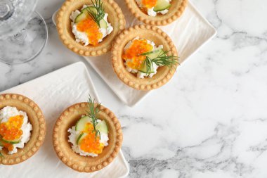 Beyaz mermer masada kırmızı havyarlı nefis kanepeler, üst manzara. Metin için boşluk