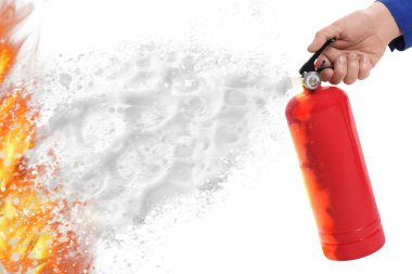 Beyaz arka planda aleve karşı yangın söndürücü kullanan adam, yakın plan.
