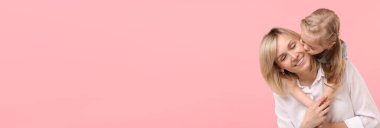 Açık pembe arka planda mutlu anne ve kız, mesaj için yer var. Pankart tasarımı