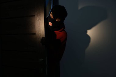 Kar maskeli bir hırsız gece yabancı eve giriyor, mesaj için yer var. Hırsızlık.