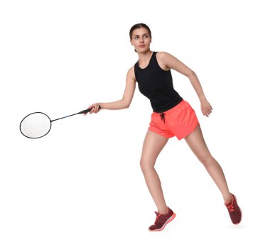 Beyaz arka planda raketle badminton oynayan genç bir kadın.