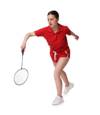 Beyaz arka planda raketle badminton oynayan genç bir kadın.