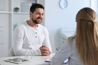 Hastanedeki beyaz masada hastayla çalışan profesyonel bir doktor.