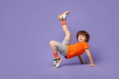 Küçük mutlu çocuk menekşe arka planda dans ediyor. Metin için boşluk