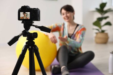 Mutlu spor blogcuları evde fitness dersi veriyor. Kameraya odaklan.