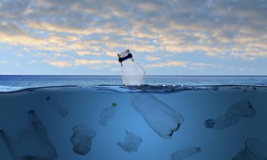 Okyanusta farklı plastik çöpler, pankart tasarımı. Çevre kirliliği