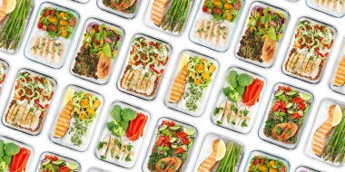 Beyaz arka plandaki konteynırlarda farklı lezzetli yemekler, üst manzara. Sağlıklı beslenme