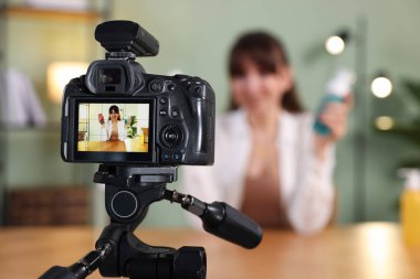Güzellik blogcusu evde kozmetik ürünler hakkında konuşurken video kaydediyor, kameraya odaklan
