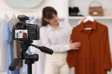 Evde video kaydederken kıyafetlerini gösteren moda blogcusu, kameraya odaklan