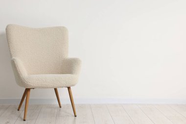 Odada beyaz duvarın yanındaki rahat koltuk, metin için boşluk