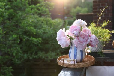 Balkon korkuluklarında vazoda duran güzel pembe şakayık çiçekleri. Metin için boşluk