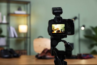 Güzellik blogcusunun işyeri. Erkek aksesuarları içeride, kameraya odaklan.