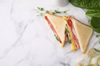 Beyaz mermer masada pastırmalı lezzetli sandviçler. Metin için boşluk