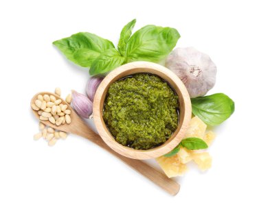 Taze pesto sosu ve beyaza izole edilmiş malzemeler.