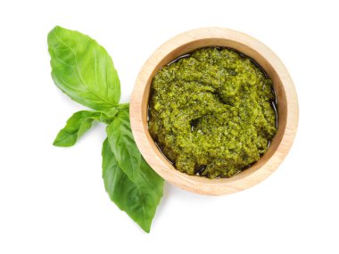 Taze pesto sosu ve fesleğen beyaza izole edilmiş.