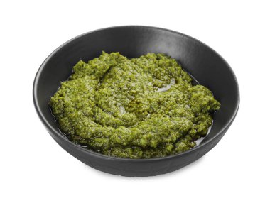 Beyaza izole edilmiş taze pesto sosu.