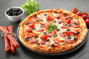 Füme sosisli, zeytinli, domatesli, biberli ve maydanozlu lezzetli pizza.