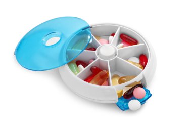 Organizatördeki farklı haplar beyaza izole edilmiş.