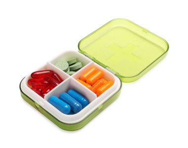 Organizatördeki farklı haplar beyaza izole edilmiş.