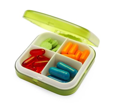 Organizatördeki farklı haplar beyaza izole edilmiş.