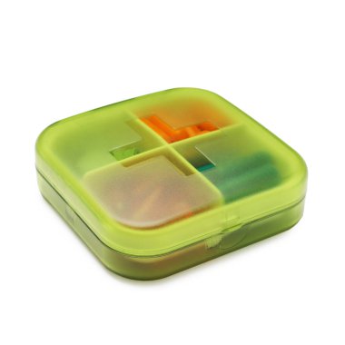 Organizatördeki farklı haplar beyaza izole edilmiş.